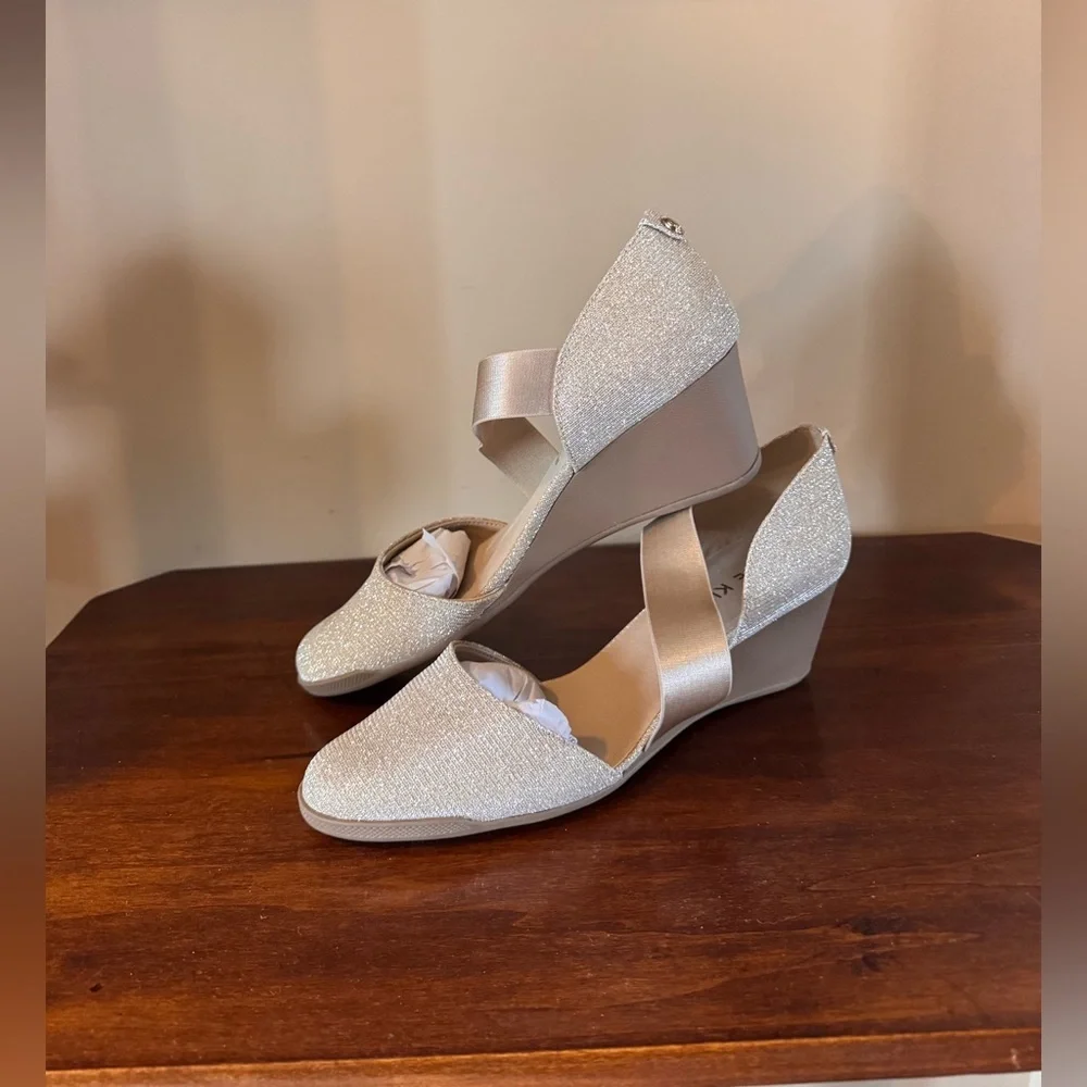 Anne Klein Aktara2 Shimmering Platinum Wedges - sz 9.5m - New in Box